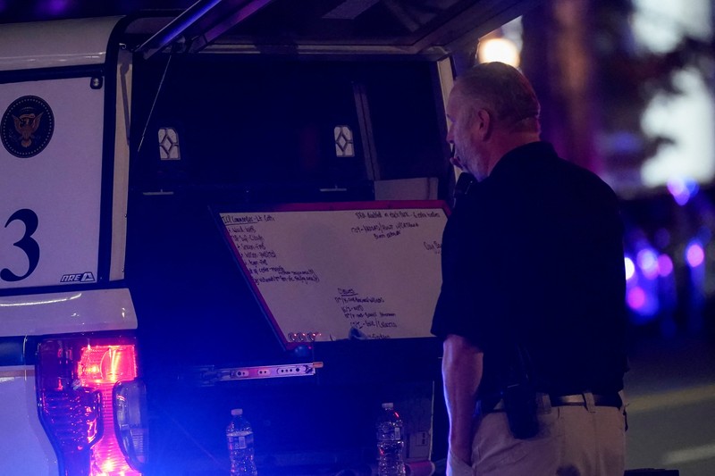 Anggota Garda Nasional berdiri di area yang ditutup dengan penanda bukti yang ditempatkan di tanah, setelah dua anggota Garda Nasional ditembak di dekat Gedung Putih di Washington, D.C., AS, 26 November 2025. (REUTERS/Nathan Howard)
