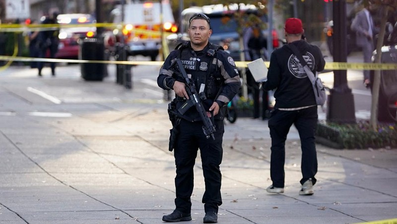 Anggota Garda Nasional berdiri di area yang ditutup dengan penanda bukti yang ditempatkan di tanah, setelah dua anggota Garda Nasional ditembak di dekat Gedung Putih di Washington, D.C., AS, 26 November 2025. (REUTERS/Nathan Howard)