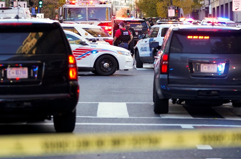 Anggota Garda Nasional berdiri di area yang ditutup dengan penanda bukti yang ditempatkan di tanah, setelah dua anggota Garda Nasional ditembak di dekat Gedung Putih di Washington, D.C., AS, 26 November 2025. (REUTERS/Nathan Howard)