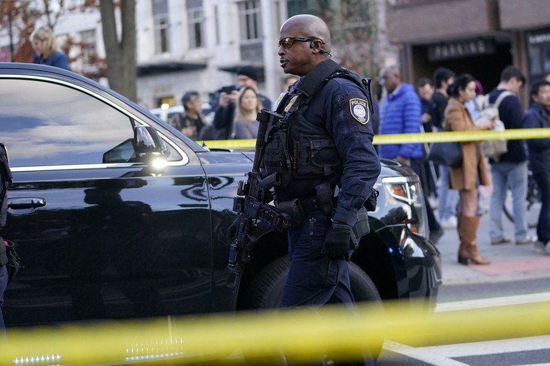 Anggota Garda Nasional berdiri di area yang ditutup dengan penanda bukti yang ditempatkan di tanah, setelah dua anggota Garda Nasional ditembak di dekat Gedung Putih di Washington, D.C., AS, 26 November 2025. (REUTERS/Nathan Howard)