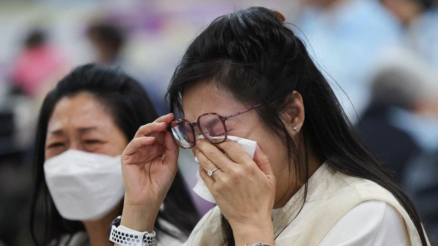 Polisi berjaga di lokasi kebakaran besar di perumahan Wang Fuk Court, di mana api melalap perancah bambu di beberapa blok, menewaskan sedikitnya 44 orang dan menyebabkan hampir 300 orang hilang, di Tai Po, Hong Kong, Tiongkok, 27 November 2025. (REUTERS/Tyrone Siu)