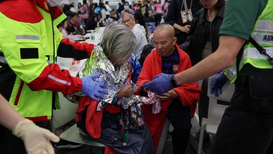Polisi berjaga di lokasi kebakaran besar di perumahan Wang Fuk Court, di mana api melalap perancah bambu di beberapa blok, menewaskan sedikitnya 44 orang dan menyebabkan hampir 300 orang hilang, di Tai Po, Hong Kong, Tiongkok, 27 November 2025. (REUTERS/Tyrone Siu)