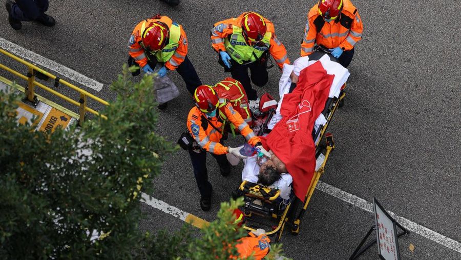 Polisi berjaga di lokasi kebakaran besar di perumahan Wang Fuk Court, di mana api melalap perancah bambu di beberapa blok, menewaskan sedikitnya 44 orang dan menyebabkan hampir 300 orang hilang, di Tai Po, Hong Kong, Tiongkok, 27 November 2025. (REUTERS/Tyrone Siu)
