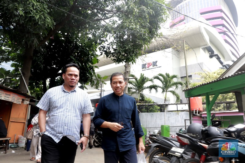 Suasana menjelang eks Dirut ASDP Ira Puspadewi bebas di Rutan KPK, Jakarta, Kamis (27/11/2025). (CNBC Indonesia/Muhammad Sabki)