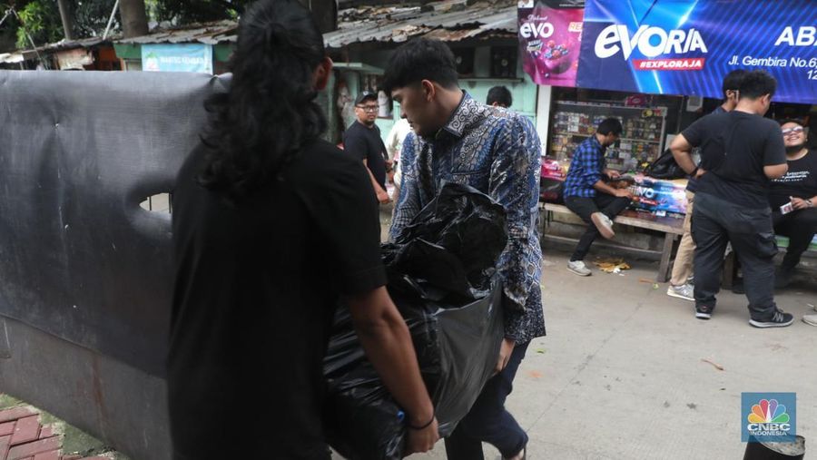 Suasana menjelang eks Dirut ASDP Ira Puspadewi bebas di Rutan KPK, Jakarta, Kamis (27/11/2025). (CNBC Indonesia/Muhammad Sabki)
