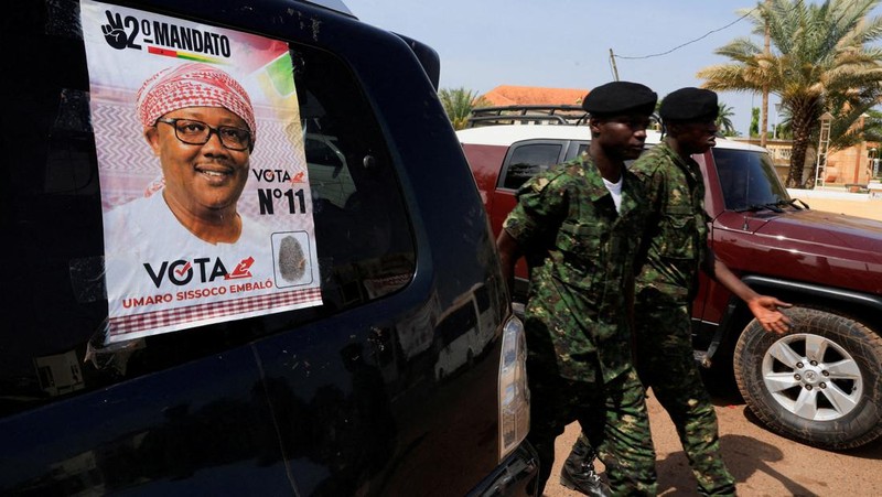 Tentara berpatroli di dekat istana presiden di Bissau, Guinea-Bissau, 21 November 2025. (REUTERS/Luc Gnago)