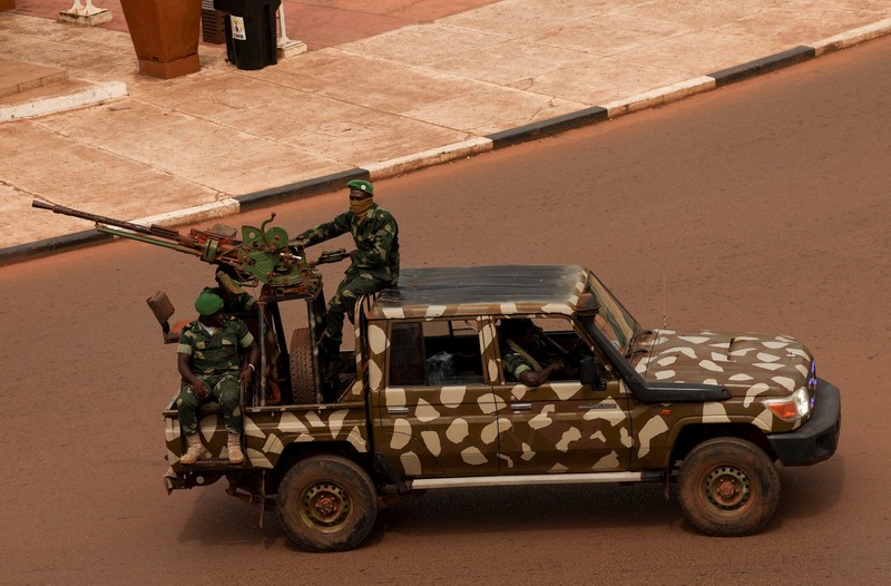 Tentara berpatroli di dekat istana presiden di Bissau, Guinea-Bissau, 21 November 2025. (REUTERS/Luc Gnago)