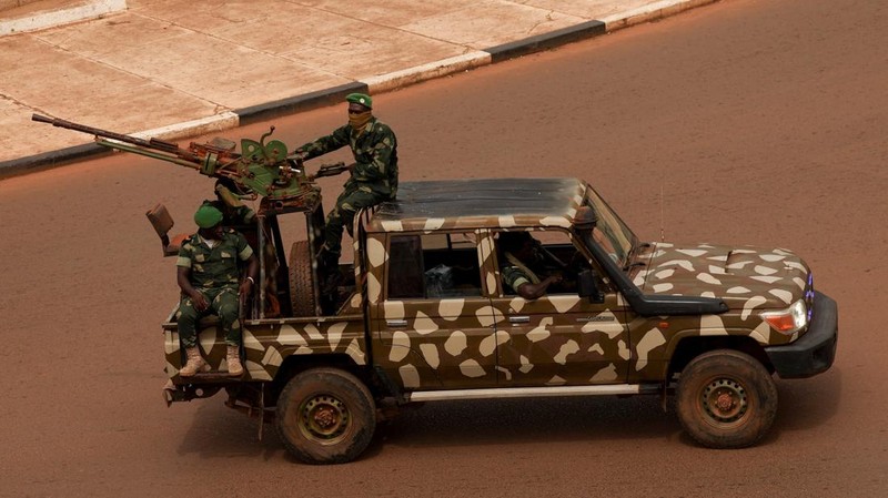 Tentara berpatroli di dekat istana presiden di Bissau, Guinea-Bissau, 21 November 2025. (REUTERS/Luc Gnago)