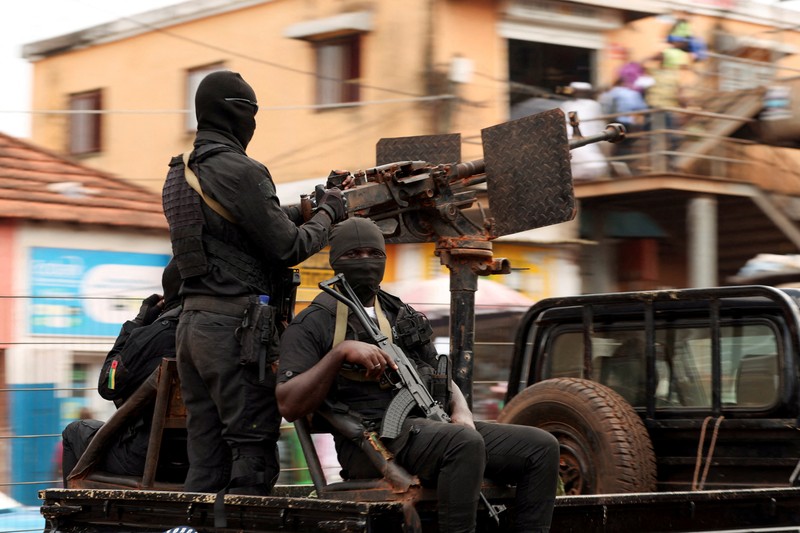 Tentara berpatroli di dekat istana presiden di Bissau, Guinea-Bissau, 21 November 2025. (REUTERS/Luc Gnago)