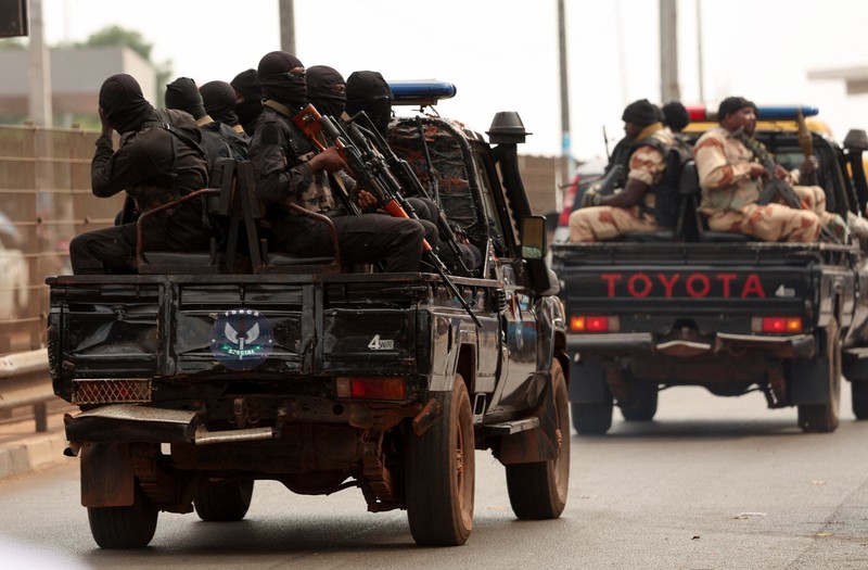 Tentara berpatroli di dekat istana presiden di Bissau, Guinea-Bissau, 21 November 2025. (REUTERS/Luc Gnago)