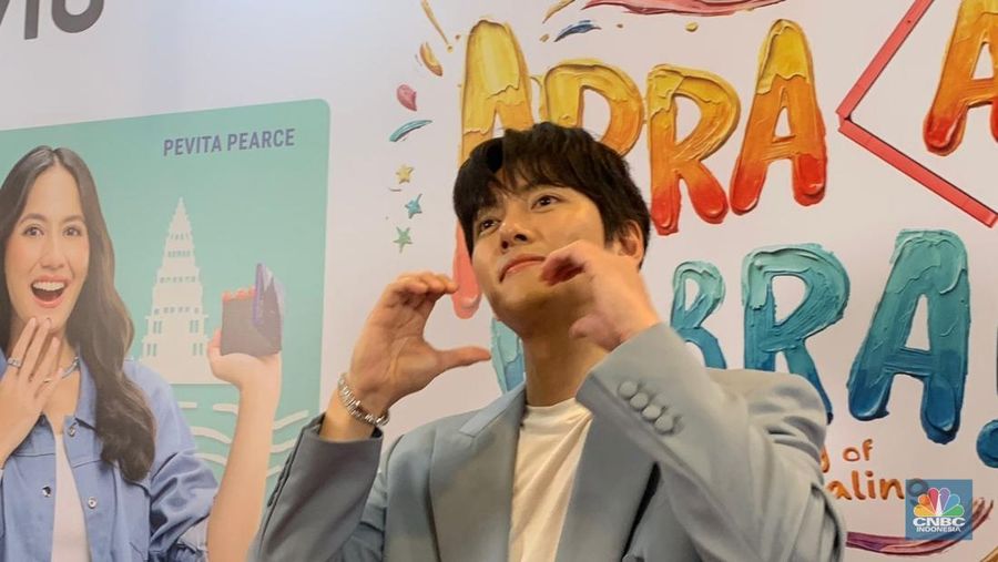 Aktor Korea Ji Chang Wook dengan sejumlah artis Ibu Kota dalam konferensi pers peluncuran realty series terbaru Abracadabra: The Galaxi of Ultimate, Jakarta, Jumat (28/11/2025). (CNBC Indonesia/Fergi Nadira)