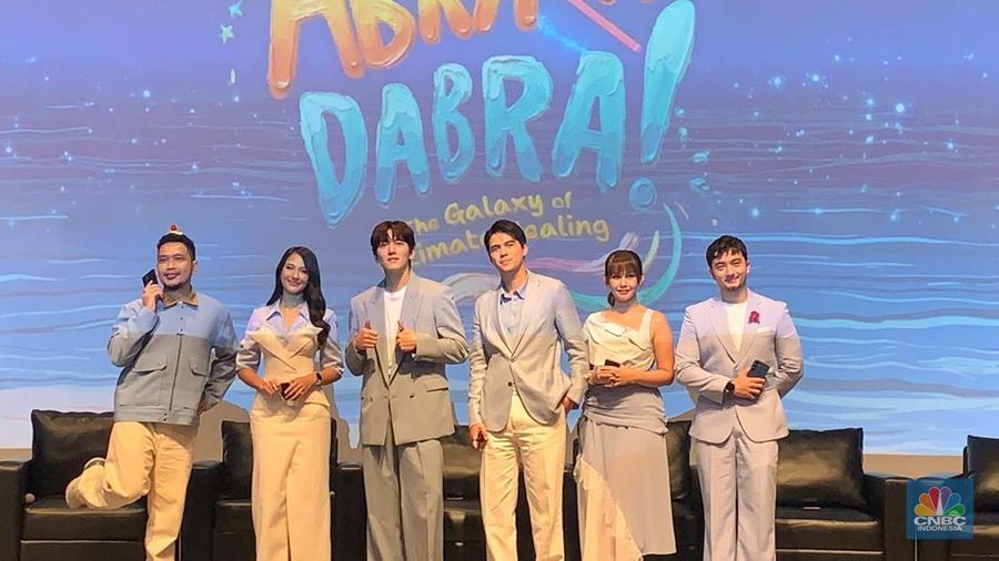 Aktor Korea Ji Chang Wook dengan sejumlah artis Ibu Kota dalam konferensi pers peluncuran realty series terbaru Abracadabra: The Galaxi of Ultimate, Jakarta, Jumat (28/11/2025). (CNBC Indonesia/Fergi Nadira)