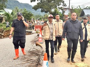 Andre Rosiade Salurkan Bantuan untuk Korban Banjir dan Longsor di Padang