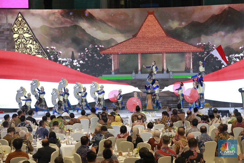 Bank Indonesia (BI) menggelar acara Pertemuan Tahunan Bank Indonesia (PTBI) Tahun 2025 "Tangguh dan Mandiri: Sinergi Mendorong Pertubuhan Ekonomi Lebih Tinggi dan Berdaya Tahan" di Grha Bhasvara Icchana, kompleks kantor pusat Bank Indonesia, Jakarta, Jumat (28/11/2025) malam. (CNBC Indonesia/Muhamad Sabki)