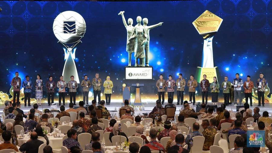 Bank Indonesia (BI) menggelar acara Pertemuan Tahunan Bank Indonesia (PTBI) Tahun 2025 "Tangguh dan Mandiri: Sinergi Mendorong Pertubuhan Ekonomi Lebih Tinggi dan Berdaya Tahan" di Grha Bhasvara Icchana, kompleks kantor pusat Bank Indonesia, Jakarta, Jumat (28/11/2025) malam. (CNBC Indonesia/Muhamad Sabki)