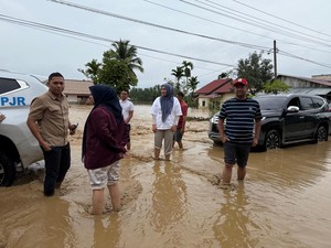 2 Hari Terjebak Banjir, Istri Gubernur Aceh Menginap di SPBU