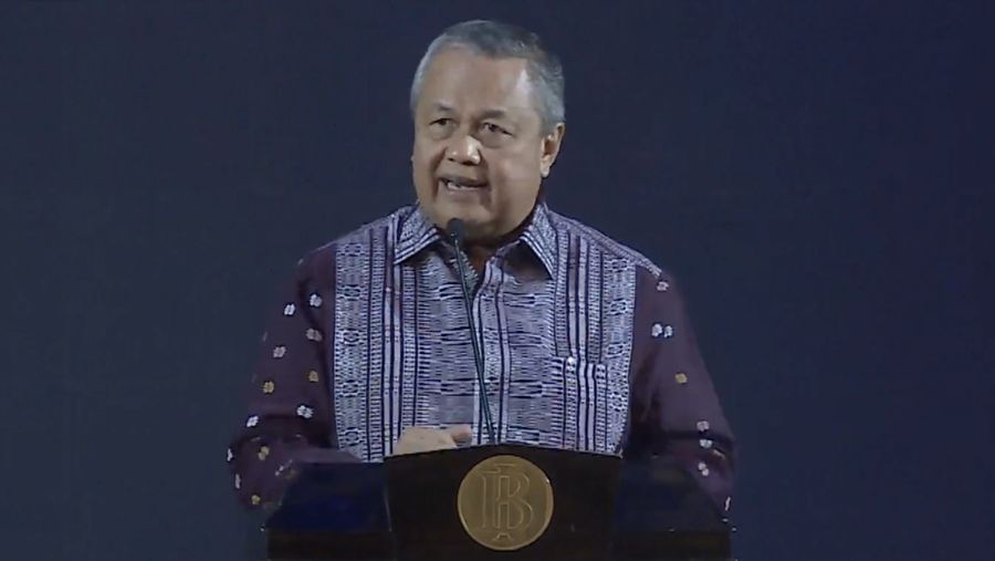 Gubernur Bank Indonesia (BI) Perry Warjiyo saat menyampaikan sambutan dalam acara Pertemuan Tahunan Bank Indonesia (PTBI) Tahun 2025 "Tangguh dan Mandiri: Sinergi Mendorong Pertubuhan Ekonomi Lebih Tinggi dan Berdaya Tahan" di Grha Bhasvara Icchana, kompleks kantor pusat Bank Indonesia, Jakarta, Jumat (28/11/2025) malam. (Tangkapan Layar Youtube/Bank Indonesia)