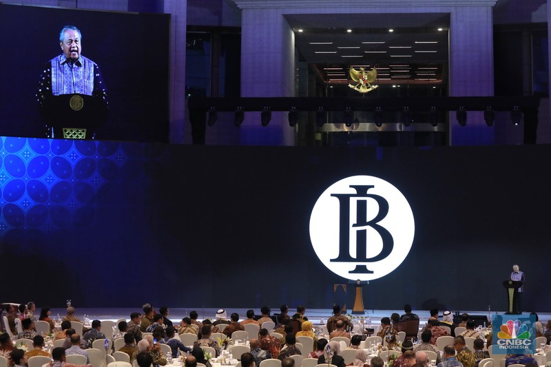 Bank Indonesia (BI) menggelar acara Pertemuan Tahunan Bank Indonesia (PTBI) Tahun 2025 "Tangguh dan Mandiri: Sinergi Mendorong Pertubuhan Ekonomi Lebih Tinggi dan Berdaya Tahan" di Grha Bhasvara Icchana, kompleks kantor pusat Bank Indonesia, Jakarta, Jumat (28/11/2025) malam. (CNBC Indonesia/Muhamad Sabki)