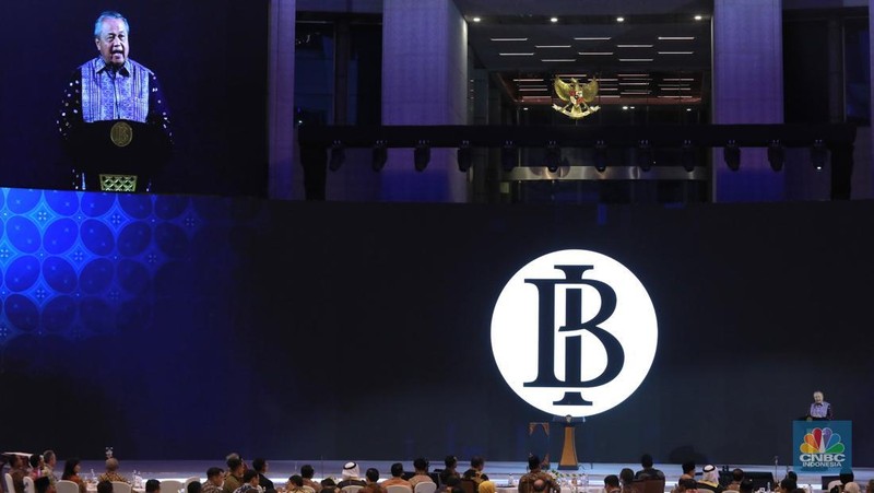 Bank Indonesia (BI) menggelar acara Pertemuan Tahunan Bank Indonesia (PTBI) Tahun 2025 "Tangguh dan Mandiri: Sinergi Mendorong Pertubuhan Ekonomi Lebih Tinggi dan Berdaya Tahan" di Grha Bhasvara Icchana, kompleks kantor pusat Bank Indonesia, Jakarta, Jumat (28/11/2025) malam. (CNBC Indonesia/Muhamad Sabki)