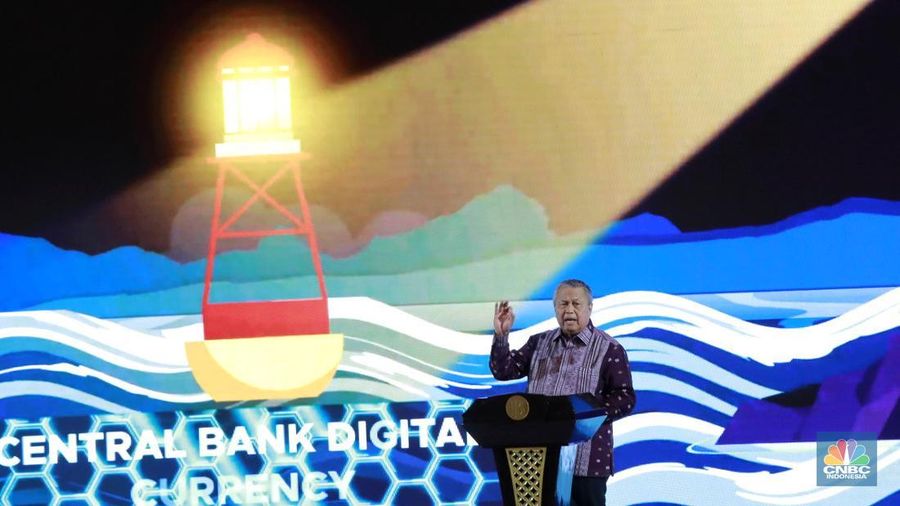 Gubernur Bank Indonesia (BI) Perry Warjiyo saat menyampaikan sambutan dalam acara Pertemuan Tahunan Bank Indonesia (PTBI) Tahun 2025 "Tangguh dan Mandiri: Sinergi Mendorong Pertubuhan Ekonomi Lebih Tinggi dan Berdaya Tahan" di Grha Bhasvara Icchana, kompleks kantor pusat Bank Indonesia, Jakarta, Jumat (28/11/2025) malam. (CNBC Indonesia/Muhamad Sabki)