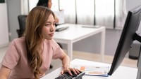 Cara Pasang Dual Monitor di Laptop Biar Kerja Nggak Ribet Pindah Tab