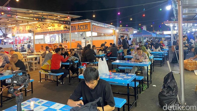 Presiden RI Nyamar-Berkaos Oblong Kuliner Malam, Terbongkar Gegara Ini