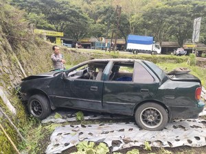 Mobil Sedan Muat Sekeluarga 4 Orang Terjun ke Sawah Milik Warga Malang