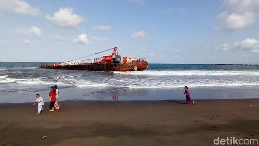 Kapal Tongkang kandas saat cuaca buruk di Pangandaran, Jawa Barat. (Faizal Amiruddin/detikcom)