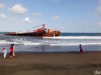 Tongkang, Kargo-Nelayan Siaga, Ada Gelombang Laut Raksasa 6 M di sini