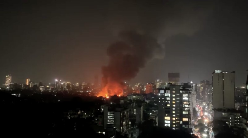Kebakaran melanda pemukiman di jantung ibu kota Bangladesh. Sekitar 1500 rumah hangus dan ribuan warga kehilangan tempat tinggal. (REUTERS/Kazi Salahuddin)