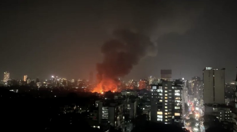 Kebakaran melanda pemukiman di jantung ibu kota Bangladesh. Sekitar 1500 rumah hangus dan ribuan warga kehilangan tempat tinggal. (REUTERS/Kazi Salahuddin)