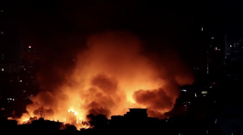 Kebakaran melanda pemukiman di jantung ibu kota Bangladesh. Sekitar 1500 rumah hangus dan ribuan warga kehilangan tempat tinggal. (REUTERS/Kazi Salahuddin)