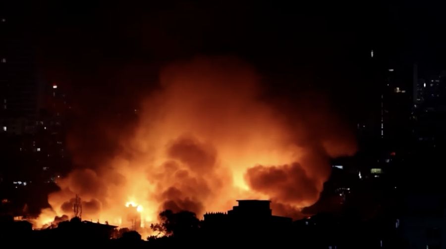 Kebakaran melanda pemukiman di jantung ibu kota Bangladesh. Sekitar 1500 rumah hangus dan ribuan warga kehilangan tempat tinggal. (REUTERS/Kazi Salahuddin)