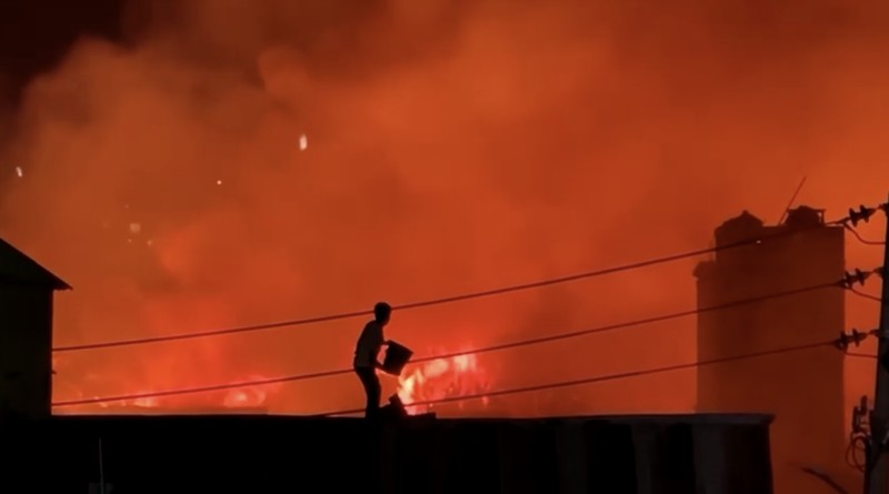 Kebakaran melanda pemukiman di jantung ibu kota Bangladesh. Sekitar 1500 rumah hangus dan ribuan warga kehilangan tempat tinggal. (REUTERS/Kazi Salahuddin)