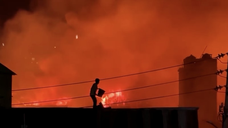 Kebakaran melanda pemukiman di jantung ibu kota Bangladesh. Sekitar 1500 rumah hangus dan ribuan warga kehilangan tempat tinggal. (REUTERS/Kazi Salahuddin)