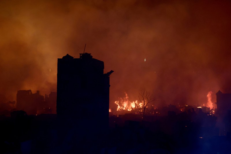 Kebakaran melanda pemukiman di jantung ibu kota Bangladesh. Sekitar 1500 rumah hangus dan ribuan warga kehilangan tempat tinggal. (REUTERS/Kazi Salahuddin)