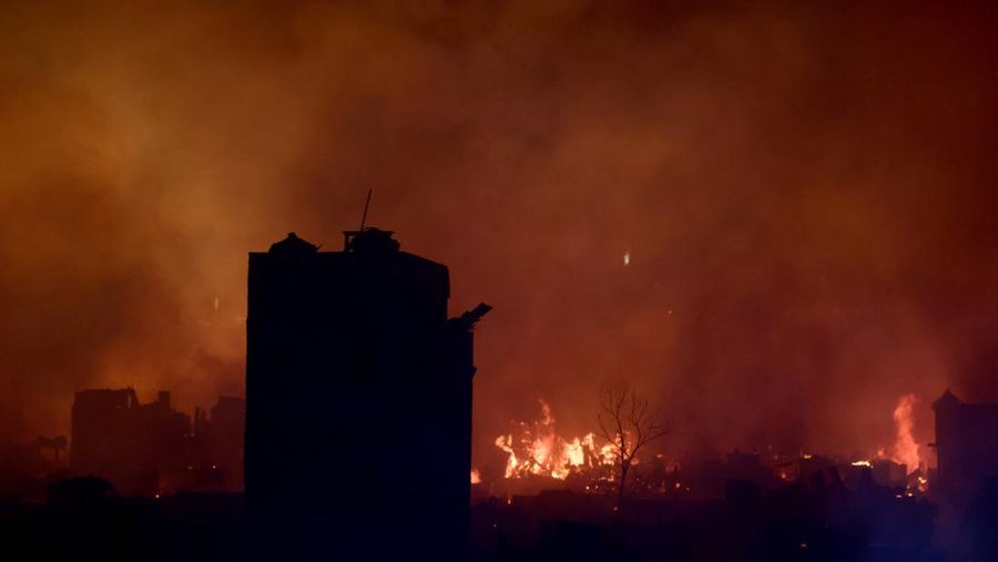 Kebakaran melanda pemukiman di jantung ibu kota Bangladesh. Sekitar 1500 rumah hangus dan ribuan warga kehilangan tempat tinggal. (REUTERS/Kazi Salahuddin)
