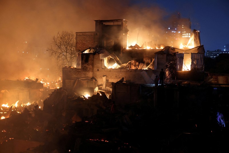 Kebakaran melanda pemukiman di jantung ibu kota Bangladesh. Sekitar 1500 rumah hangus dan ribuan warga kehilangan tempat tinggal. (REUTERS/Kazi Salahuddin)