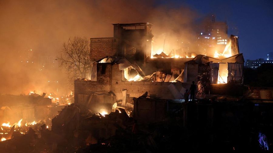 Kebakaran melanda pemukiman di jantung ibu kota Bangladesh. Sekitar 1500 rumah hangus dan ribuan warga kehilangan tempat tinggal. (REUTERS/Kazi Salahuddin)