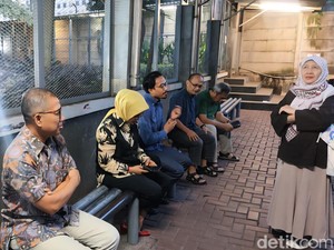 Keluarga Datangi Rutan KPK Pagi-pagi Tunggu Eks Dirut ASDP Dibebaskan