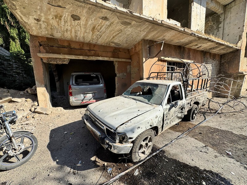 Seorang pria duduk di reruntuhan lokasi yang rusak setelah serangan Israel pada hari Jumat, menurut media pemerintah Suriah, di Beit Jinn, Suriah, 28 November 2025. (REUTERS/Ali Ahmed al-Najjar)