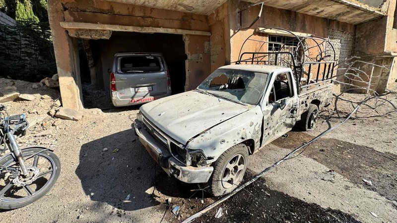 Seorang pria duduk di reruntuhan lokasi yang rusak setelah serangan Israel pada hari Jumat, menurut media pemerintah Suriah, di Beit Jinn, Suriah, 28 November 2025. (REUTERS/Ali Ahmed al-Najjar)