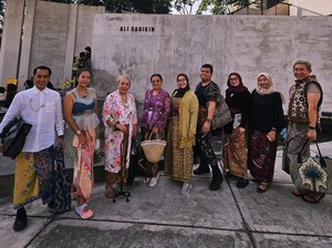 Kata Siapa Kain Tradisional Jadul? Nih Bekasi Berkain Buktikan Bisa Tetap Trendi!