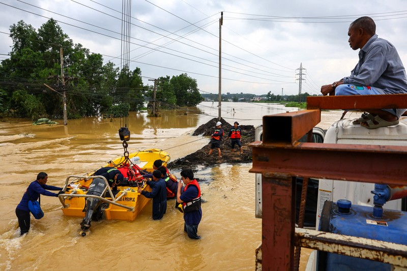 Korban tewas akibat banjir bandang di Thailand bagian selatan terus saat ini mencapai 33 orang. Pihak berwenang menyebutkan hal ini karena hujan deras yang berlangsung terus menerus, Jumat (28/11/2025). (REUTERS/ATHIT PERAWONGMETHA)