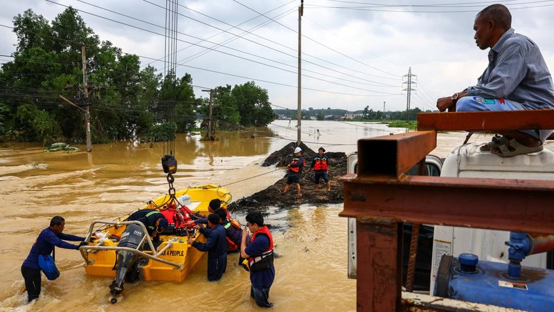 Korban tewas akibat banjir bandang di Thailand bagian selatan terus saat ini mencapai 33 orang. Pihak berwenang menyebutkan hal ini karena hujan deras yang berlangsung terus menerus, Jumat (28/11/2025). (REUTERS/ATHIT PERAWONGMETHA)