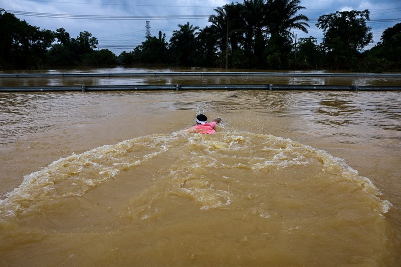 Korban tewas akibat banjir bandang di Thailand bagian selatan terus saat ini mencapai 33 orang. Pihak berwenang menyebutkan hal ini karena hujan deras yang berlangsung terus menerus, Jumat (28/11/2025). (REUTERS/ATHIT PERAWONGMETHA)