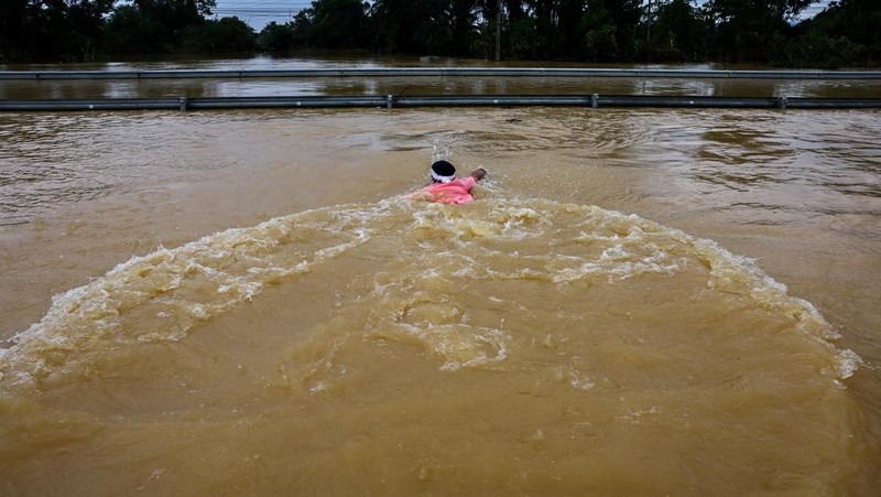 Korban tewas akibat banjir bandang di Thailand bagian selatan terus saat ini mencapai 33 orang. Pihak berwenang menyebutkan hal ini karena hujan deras yang berlangsung terus menerus, Jumat (28/11/2025). (REUTERS/ATHIT PERAWONGMETHA)