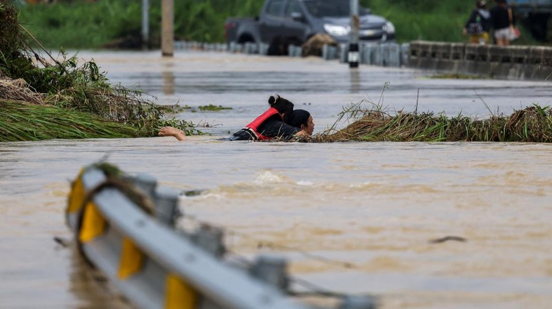 Korban tewas akibat banjir bandang di Thailand bagian selatan terus saat ini mencapai 33 orang. Pihak berwenang menyebutkan hal ini karena hujan deras yang berlangsung terus menerus, Jumat (28/11/2025). (REUTERS/ATHIT PERAWONGMETHA)