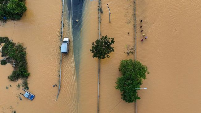 Banjir Bandang Gulung Thailand, Pohon Kutang Muncul-Jalan Jadi Sungai
