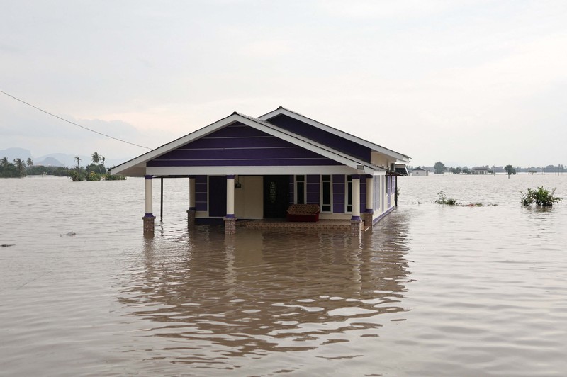 Korban tewas akibat banjir bandang di Thailand bagian selatan terus saat ini mencapai 33 orang. Pihak berwenang menyebutkan hal ini karena hujan deras yang berlangsung terus menerus, Jumat (28/11/2025). (REUTERS/ATHIT PERAWONGMETHA)